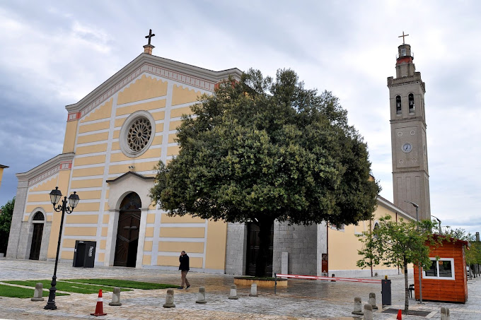 Kisha e Zemrës së Shenjtë të Krishtit në Tiranë është një monument i rëndësishëm i trashëgimisë kulturore dhe një qendër e jetës fetare për komunitetin katolik në kryeqytetin e Shqipërisë.
